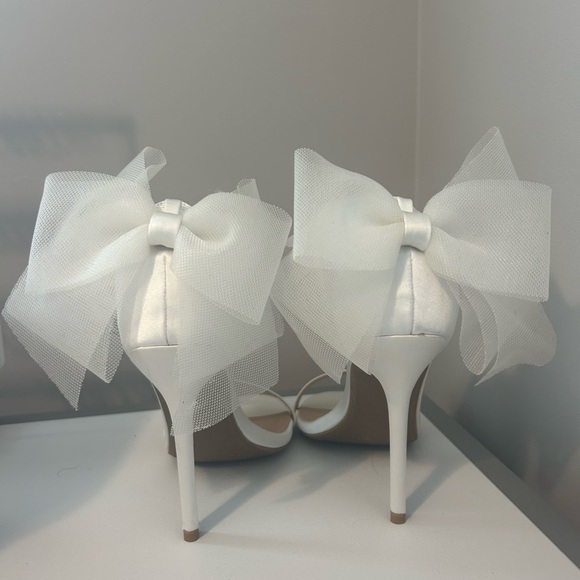 White high heels with bows on back - Picture 4 of 5